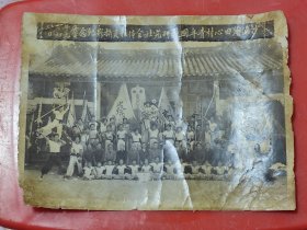江门五邑武术社团照片:1950年（台山）沙浦乡田心村青年国技研究社全体社员摄影纪念~~~背景为永源蔡公祠（台山县第二区私立崑璧小学校）