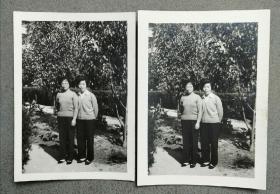 1966年二位短发女士穿着布鞋在公园留影特色老照片2枚