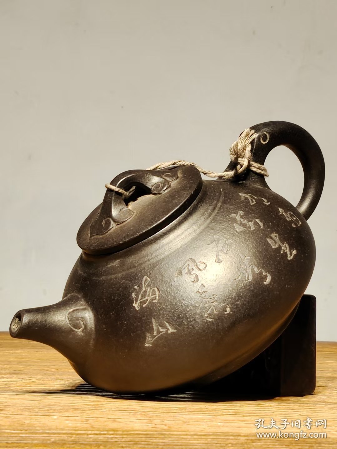 精致紫砂壶 包浆浓厚 砂质一流 器型精美 品相完好 收藏使用均可。