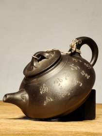 精致紫砂壶 包浆浓厚 砂质一流 器型精美 品相完好 收藏使用均可。