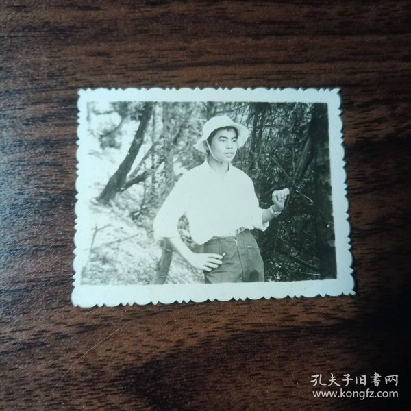 老照片–80年代帅气青年在树林中留影（戴白色遮阳帽）