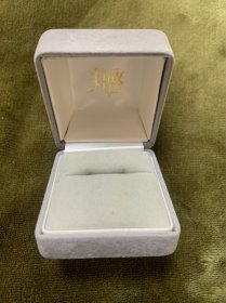 【海外回流  vintage中古】回流中古首饰盒  小年份  很实用  细节可见，内里带金或银色字迹   仔细看好图片，尺寸如图，有瑕疵，介意勿拍，谨慎下单！出售不退！偏远地区邮费联系客服另算！