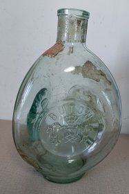 民国时期遗留老洋酒瓶.造型各异
