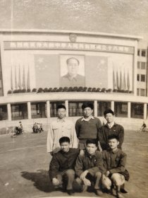 建国早期上海风景老照片人民广场(有毛主席像和庆祝建国十八周年横幅，时代特征明显)