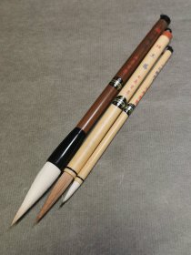 玉泉堂90年代老毛笔三支，羊毫兼毫、山马毛、紫羊兼毫毛笔，都未使用。一味真：峰长5.8，直径1.5厘米，笔杆有裂纹。玉凤：峰长4.8，直径1厘米。一江风月：峰长2.5，直径0.6厘米。