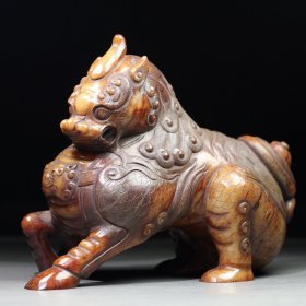 和田玉旧藏回流 精品麒麟瑞兽 玉质刚性细腻 包浆醇厚 沁色自然 雕工精湛 体态饱满有力 品相完美 细节如图 尺寸17.7×15×8.8厘米 重2087.1克