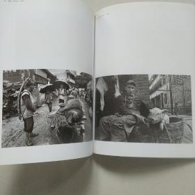 稀缺版 ，现货, 印刷签名版《中国摄影界殿堂级人物吴家林的摄影巨作--云南山里人 》 黑白老照片。约1993年出版。