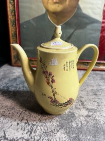 70年代，山东淄博瓷厂，黄釉毛主席梅花诗茶壶一把，把手磕