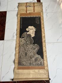 【铁牍精舍】【版画精品】【拓轴8】清代原裱浓淡双色拓圣音寺乾隆御制《十六尊者像》之《第十二那伽犀那尊者》立轴，画芯114x50.5cm。杭州孤山圣因寺住持僧明水募资，将五代时贯休和尚画的十六罗汉相临摹成石刻。清朝乾隆皇帝诏令建塔，把十六罗汉像镶于塔身。在每位罗汉上方，镌刻着乾隆亲笔题写的《御制贯休画十六应真像赞》。