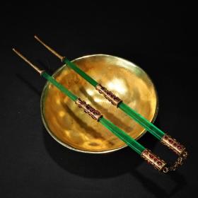 珍品旧藏收纯铜高浮雕錾刻花纹鎏金碗。镶嵌翡翠筷子餐具一套
工艺精湛  造型精美
筷子重60克 长约23公分