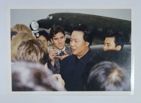著名演员古月饰演毛主席参加重庆会议接受记者采访彩色照片