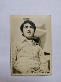 姜大卫，年轻时生活黑白小照片一张。1947年6月29日出生于上海，祖籍江苏苏州，中国香港演员、导演、武术指导、编剧。