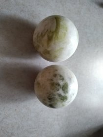 蓝田玉保健手球一对，正品保真无暇，直径5公分左右，抛光非常好，光滑细腻 大个手球一对一样大 。