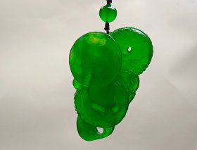 顶级玻璃种帝王绿超大超厚翡翠龙手把件，水头超好，超级完美，高浮雕，整料雕刻，重106.8克