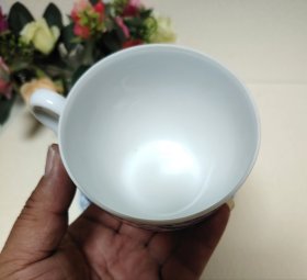 日本瓷器 keito 咖啡杯。青花郁金香咖啡杯。 这款青花郁金香非常少见，实物更美。杯子口径9厘米，高6厘米，碟直径15.5厘米。