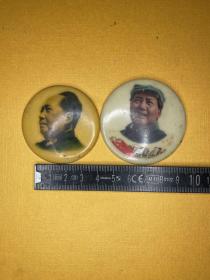 毛主席纪念章两枚，塑料的，品相尺寸如图，老旧物件售出不退不换介意者慎拍