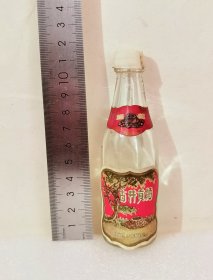 70年代末安徽亳县酒厂非常稀缺古井贡酒小酒版老酒瓶一支（50+毫升）早期高度无标注！