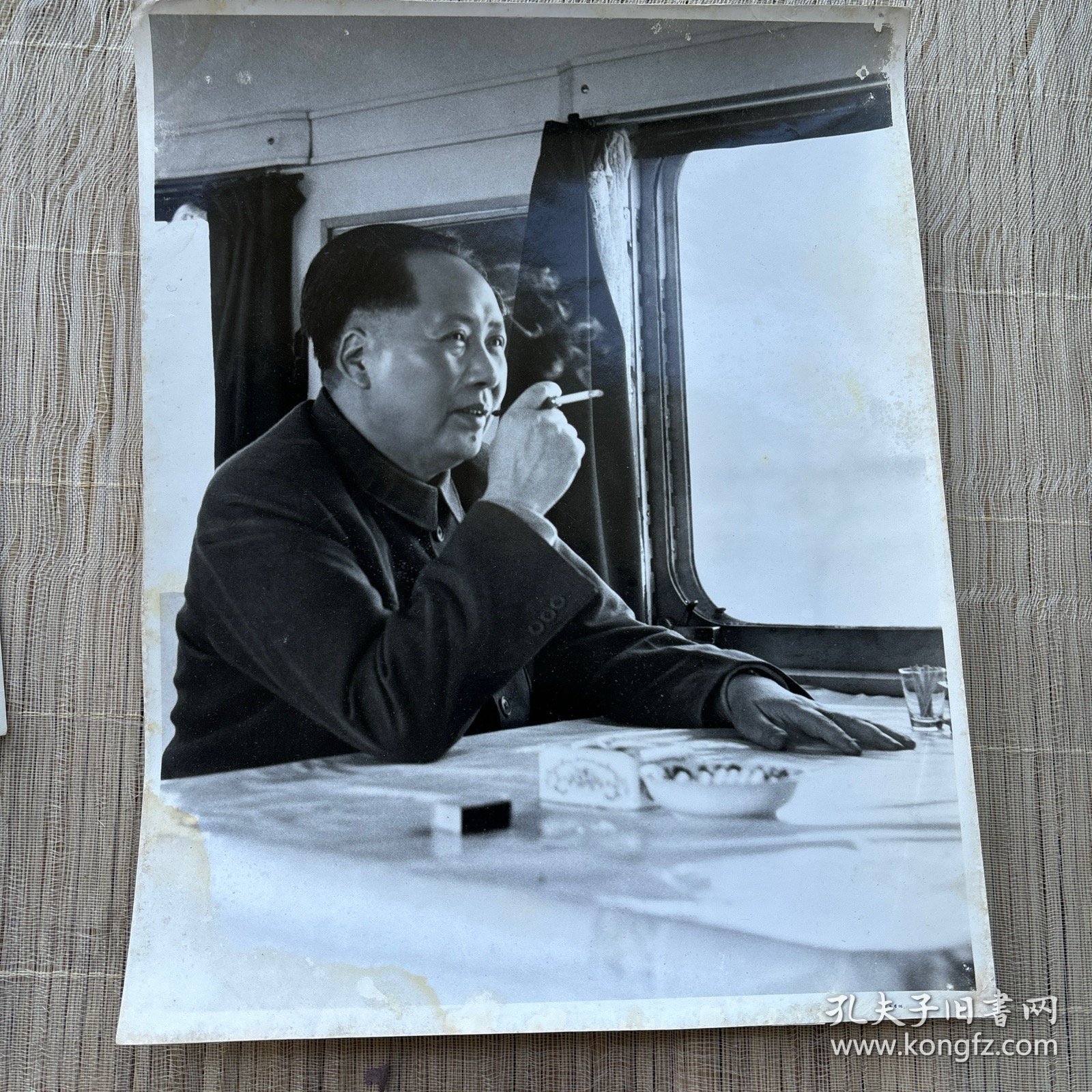 上海。罕见大开本老照片。两张合出！记录伟人的足迹。毛主席，以及他战斗过的地方。源自国内权威新闻机构拍摄。往昔风光摄影艺术和肖像摄影艺术结合。60年代的老相纸了，原版，自然老化，品相如图，谨慎下拍。上海一大旧址。新天地。革命传统教育 红色文旅 人文旅游。