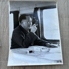 上海。罕见大开本老照片。两张合出！记录伟人的足迹。毛主席，以及他战斗过的地方。源自国内权威新闻机构拍摄。往昔风光摄影艺术和肖像摄影艺术结合。60年代的老相纸了，原版，自然老化，品相如图，谨慎下拍。上海一大旧址。新天地。革命传统教育 红色文旅 人文旅游。