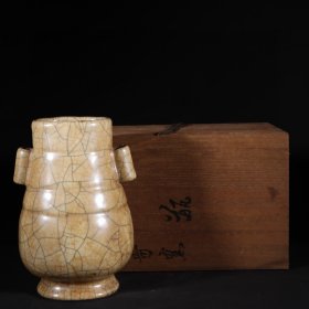 旧藏宋代哥窑“养心殿款”贯耳瓶