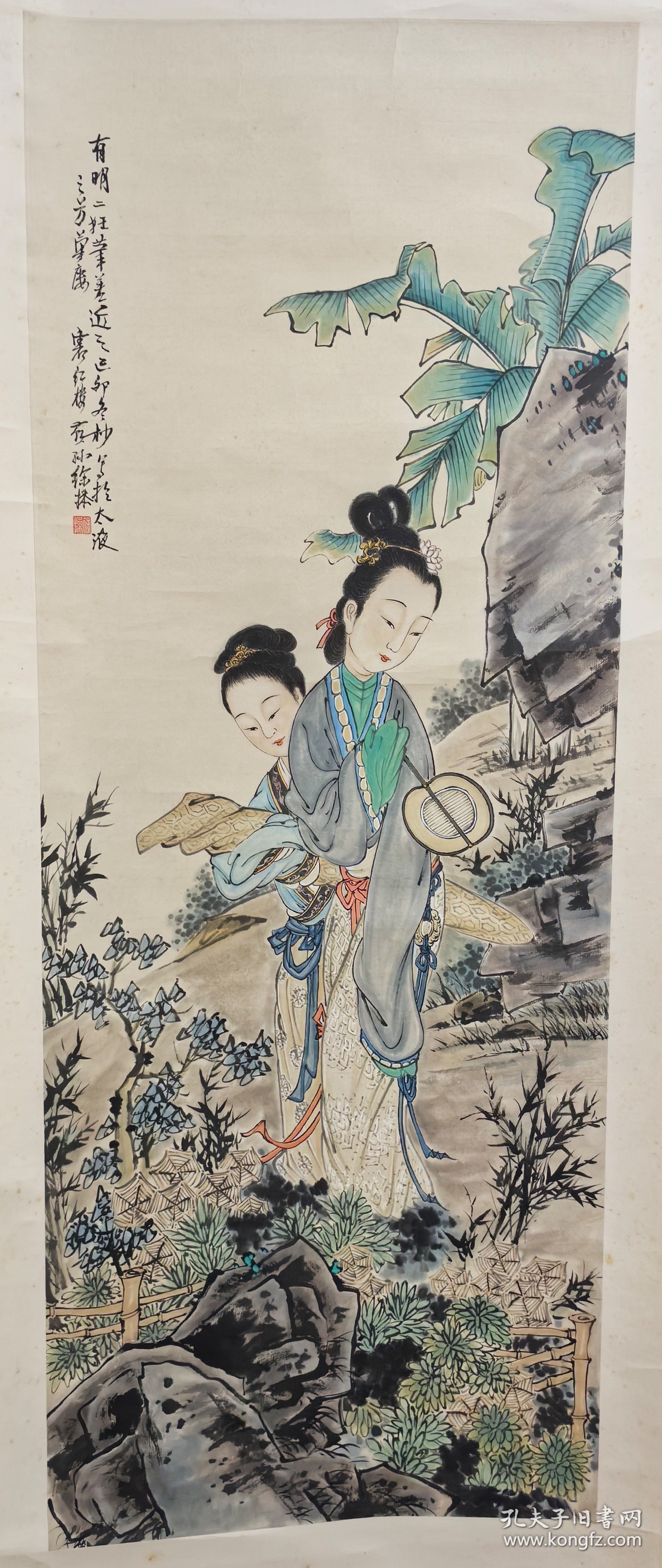 徐操 字燕孙，号霜红楼主，男，河北深县人，生于北京，近代人物画家。曾任北京中国画研究会副主席、中国画院副院长等职，擅长历史故事及古装仕女题材，工笔、写意、白描、重彩皆精，弟子有吴光宇、刘凌沧等 自幼随管念慈、俞明习画，1920年加入中国画学研究会。1926年参与创立湖社，后任北平国立艺专教授。新中国成立后投身连环画创作，参与《三打祝家庄》等作品