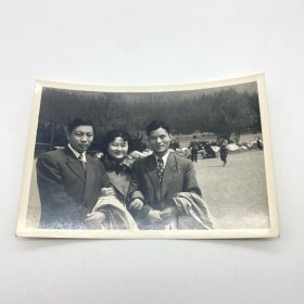 中国第一代钢琴家、曾任中央乐团首席钢琴巫漪丽（1931-2019），同恋人著名小提琴演奏家、中央乐团小提琴首席杨秉荪（1929-2017），以及著名作曲家、指挥家彭修文（1931-1996），五十年代随中国青年艺术代表团赴东欧参加世界青年联欢节演出期间，珍贵合影照片一枚（巫漪丽旧藏）