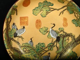 清乾隆年制珐琅彩描金松鹤延年纹赏盘，高4.7×21.8厘米