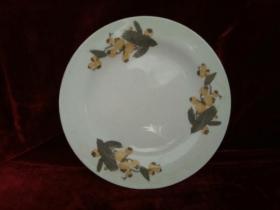 老货，旧的出口陶瓷碟。底款：中国制造,MADE IN CHINA。