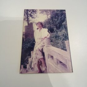 老照片–女子坐在景区护栏上留影（穿花色裙子）