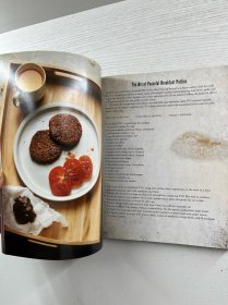 《行尸走肉》（The Walking Dead）的官方食谱与生存指南，由劳伦·威尔逊（Lauren Wilson）撰写，尹熙·金（Yunhee Kim）摄影。《行尸走肉》是AMC出品的著名丧尸题材电视剧，这部食谱与生存指南结合了剧中的生存元素，收录了相关的食谱，同时也包含生存技巧等内容，是该系列的衍生周边产品，具有一定的收藏和实用价值，尤其受到《行尸走肉》粉丝的喜爱。