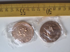 早期，第八届、第十二届教师纪念章，二枚，全新未拆袋