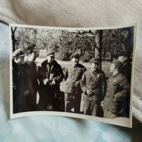 老照片。1971年吉林省军方代表、长影领导与沙家浜主演郭指导员扮演者谭元寿京剧大师交流。