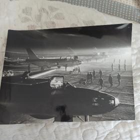 老照片 新疆边防督办公署航空队 被击落的美F-86型飞机残骸 飞行大队长赵德安 大陈港湾被炸伤“中字号”登陆艇 等28张