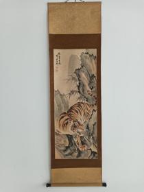 陳榮德：是台湾著名画家画虎第一人.下山虎；画心尺寸：114×45.5，品相如图，绢本。高级原装绫裱，天然矿石轴头，保手绘，名家作品，喜欢的来捡漏。保证一手货源