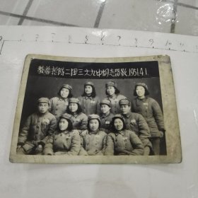 解放军教导总队二团三大队九中队同志留影/胸标，徽章（三女一男军人挂一样章，一女一男军人佩戴二枚徽章）