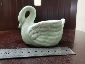 一个80年代的青瓷天鹅小花盆，全品的（品相完好）