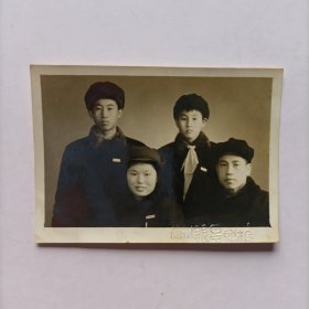 五六十年代兰州银星照相馆拍摄《四口之家合影照》原版黑白照片一张