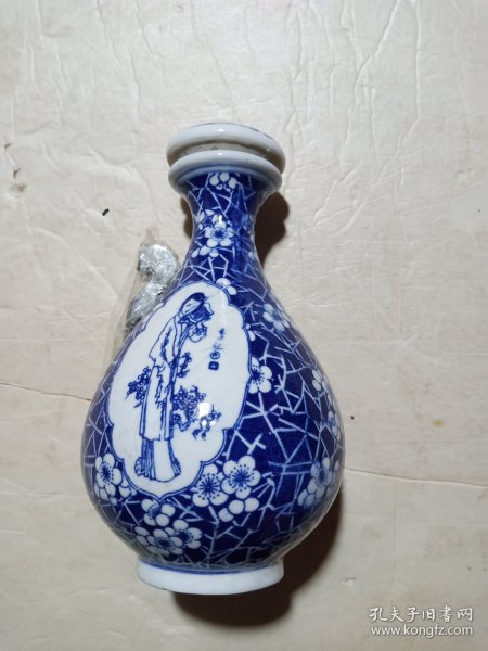 十二钗李纨蓝底白花青花酒瓶(直径10Cm高19cm)