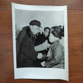 1956年，刘少奇、周恩来亲切问候革命先烈彭湃的母亲周凤