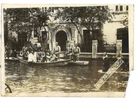 1932年哈尔滨水灾老照片1张，水深及腰，路可行舟，日本士兵乘舟在路上巡逻，照片有缺角，但不影响主体拍摄内容，是珍贵的图像史料