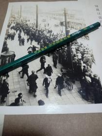 1928年5月1日。日本昭和三年。日本东京都千代田区内幸町举行盛大的五一国际劳动节大游行的场景。