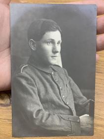 德国一战士兵照，背面附档案卡