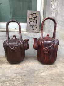 红木，檀木雕刻大茶壶摆件两个，精致漂亮，品相如图