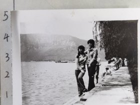 50-70年代陇长腿美女西山前滇池边海埂公园合影照片