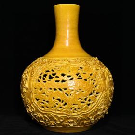 明黄釉捏花镂空龙纹天球瓶，
尺寸：高43cm直径32.5cm