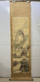 山水老画立轴。 作于1935年。 画心尺寸：145×42，品相如图，外装裱顶部正面和背面均有有破损，正面看不明显。 绢本。 高级原装手工绫裱，高级裱工，花梨木轴头。 ​纯墨手法，画风清雅脱俗，比那种有颜色的山水画要高雅很多…… 8941