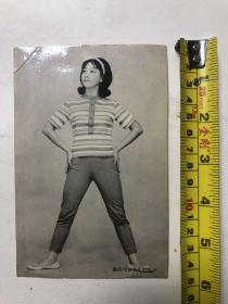 约六七十年代电影明星黑白照片卡片 小姐与太太日刊敬赠  著名演员萧芳芳小姐（尺寸；15.2*10.1cm）