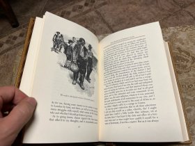 《鲁滨逊漂流记》Robinson Crusoe是英国作家丹尼尔·笛福Defoe的代表作，讲述了一位名叫鲁滨逊的青年，在一次航海中遭遇风暴，面对绝境，鲁滨逊凭借顽强的意志和不懈的努力，建造住所，种植粮食，驯养动物，制作工具，甚至救下并教化了一个土著人“星期五”，两人成为了忠实的朋友… 富兰克林Franklin出版社复刻1719年首版，真皮装帧，百部伟大作品系列，早期厚实无酸纸精品，崭新紧致。