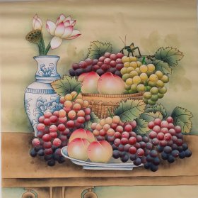 寿桃，葡萄，工笔画法，真人真迹纯手绘作品，假一赔万，终身保真，您放心入手，陕西省美协张妮老师原创大作，实际画的比照片拍出来要漂亮的多，葡萄的刻画入木三分，画的非常细，葡萄，水滴很有意境，写意画看整个构图，非常棒。尺寸70×70公分，四尺斗方的，家里客厅，沙发背景墙，卧室，书房，玄关，茶室，办公室，大厅，餐厅都可悬挂，朋友结婚，新房乔迁，家有喜事，过节送礼再好不过了，葡萄寓意多子多福，富贵满堂。