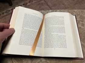《安娜·卡列尼娜》Anna Karenina 托尔斯泰 Tolstoy 的长篇小说。贵妇安娜与军官渥伦斯基邂逅相爱，她不顾舆论束缚与之相伴，却因爱情变质和社会压力最终卧轨自尽；贵族列文追求精神道德，在爱情挫折与农事改革困境中，于家庭和土地劳作里寻得内心安宁…这部作品是世界文学经典，影响深远，以其深邃思想、高超技巧和广阔视野为人道。Easton 出版社真皮限量收藏版，早期精品。
